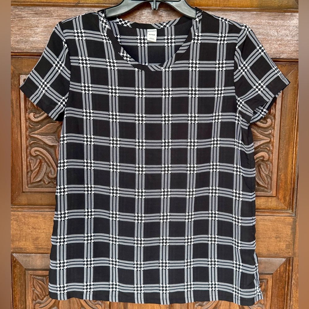 Old Navy Black & White Plaid Short Sleeve Blouse.  Size XS.  Excellent Condition